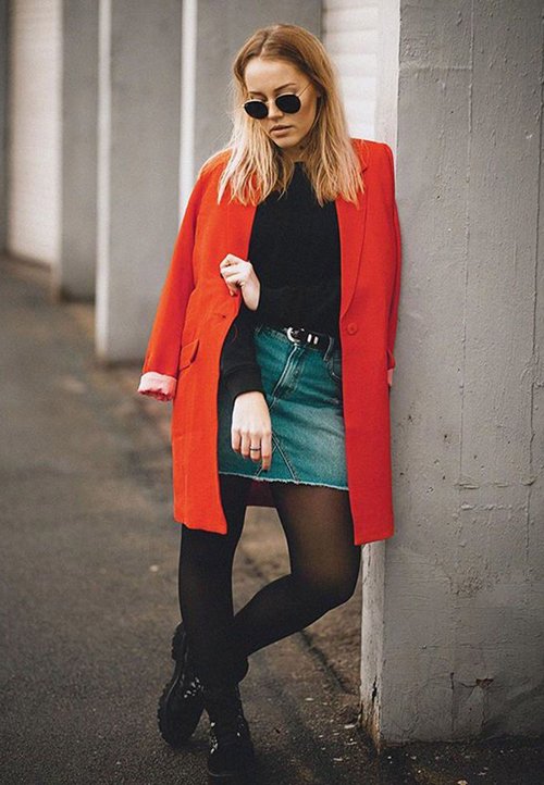 Piros, oversize blézer, fekete pulóver, farmer szoknya, fekete harisnya és divatos csizma. Az öltözet különböző textúrák és merész színek keverékét tartalmazza.