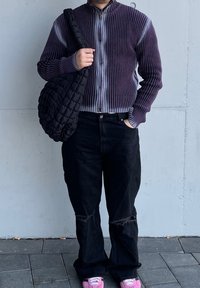 Suéter morado de cremallera con relieve, bolsa negra acolchada, jeans negros desgatados y zapatillas rosas. Materiales texturizados con colores contrastantes.