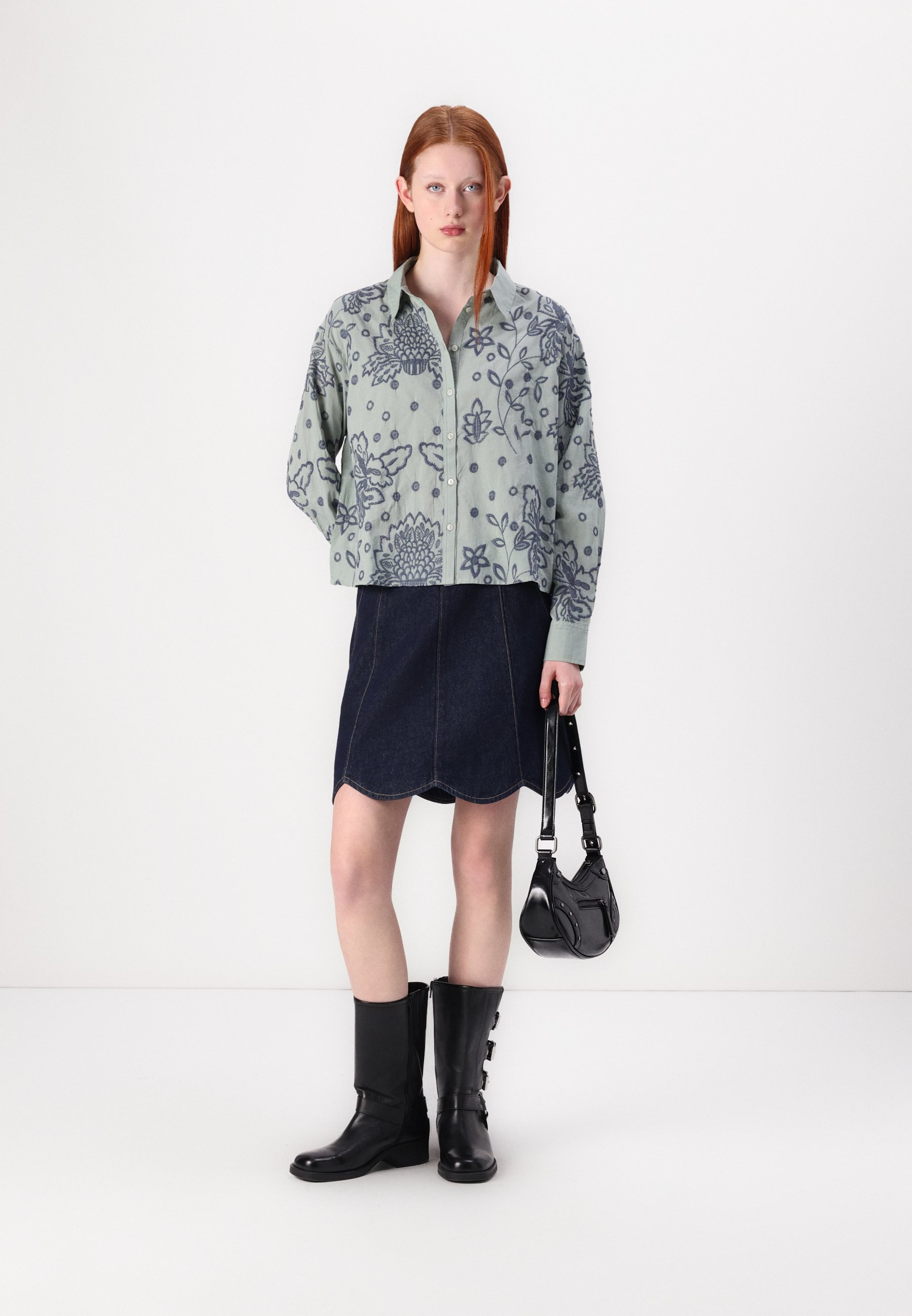 売れ筋商品|||ダナ キャラン ニューヨーク シャツ レディース トップス CROPPED DROP SHOULDER LOGO SHIRT WITH RAZOR CUTHEM - Button-down blouse - blue denim DKNY CROPPED DROP SHOULDER LOGO SHIRT WITH RAZOR CUTHEM