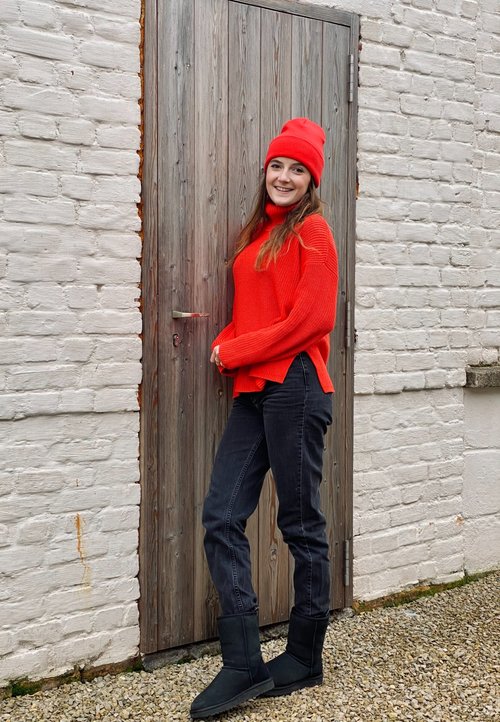 Helehelesin sinine bleiser valge lühikese särgi peal, koos rebitud heledate teksade ja valgete tossudega, hästi valgustatud siseruumis.