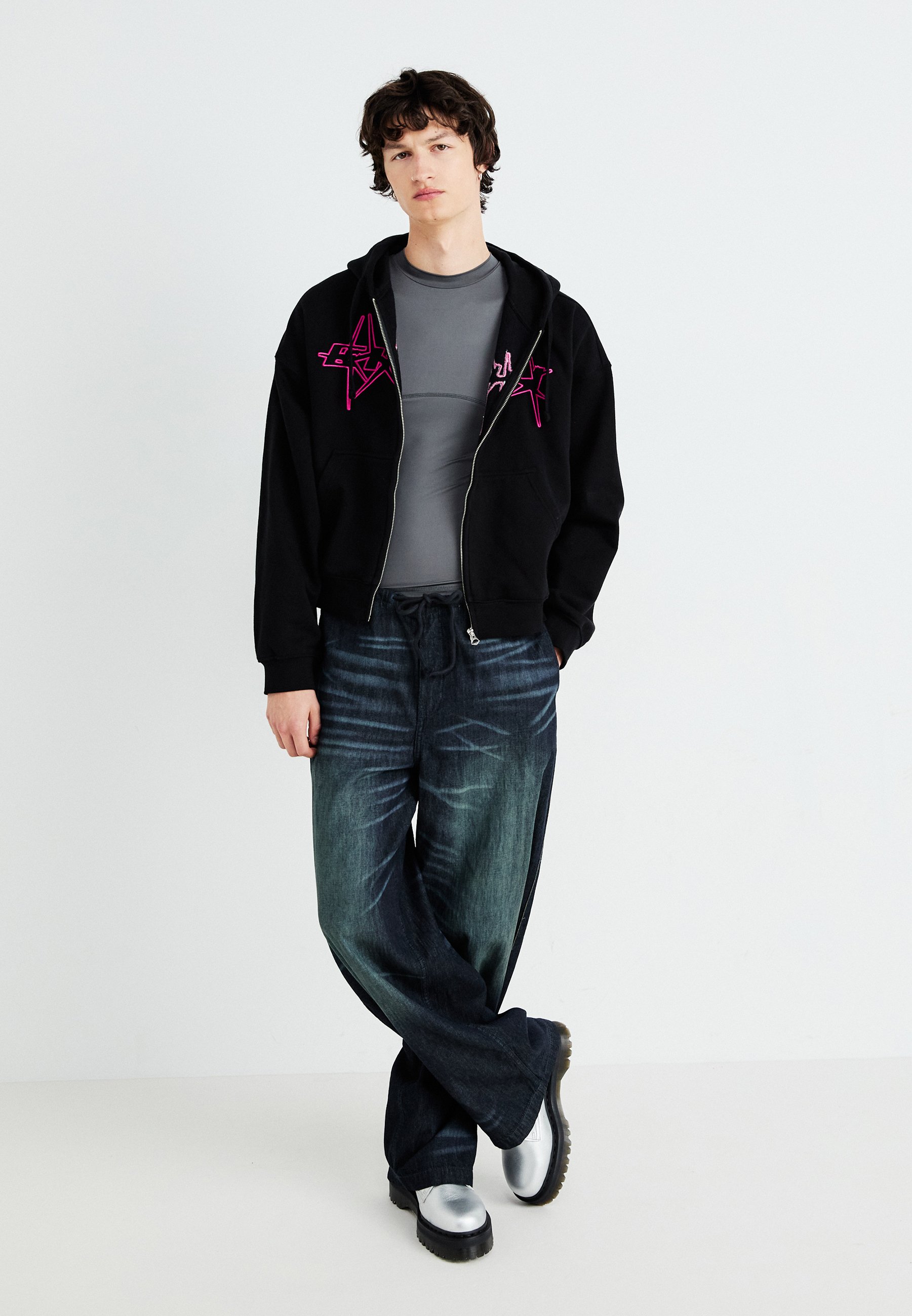 Weekday BOXY GRAPHIC ZIP HOODIE - Zip-up sweatshirt - black