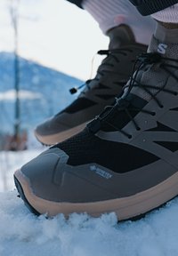 GORE-TEX matkajalanõud musta võrkmaterjalist pealse, pruunide kummist tallaga ja hallide detailidega. Omavad kindlat paelamist ja vastupidavat konstruktsiooni.