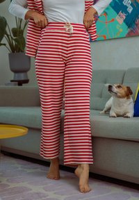 Rdeče in bele črtaste lounge hlače z vrvico v pasu; v kombinaciji z belim dolgim rokavom; teksturirana tkanina; sproščen kroj.