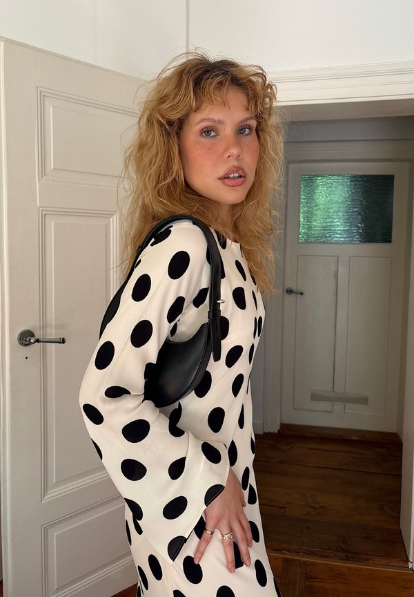 izzycarmeliarose