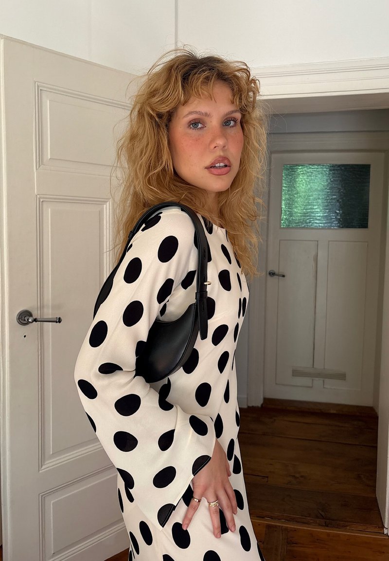 izzycarmeliarose