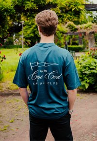 Ciemnoniebieska bawełniana koszulka z białym napisem i grafiką flagi na plecach, z napisem "Cape Cod Sailing Club" oraz rokiem "Est. 1919."