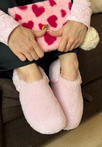 Roosad kohev käpikud, millel on pehme tekstuur, mugava disaini ja avatud tagaosa. Hoitakse sobivat roosat südamemustriga käsikotti.