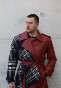 Dvobojni baloner koji se sastoji od elegantne bordo kože i crno-bijelog karo tkanja, s širokim reverima i pojasevim strukom.