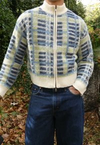 Karvane lukuga kampsun, millel on helesinine, roheline ja kreemjas ruuduline muster. Soonilised varrukaotsad ja ääred ning kõrge krae.