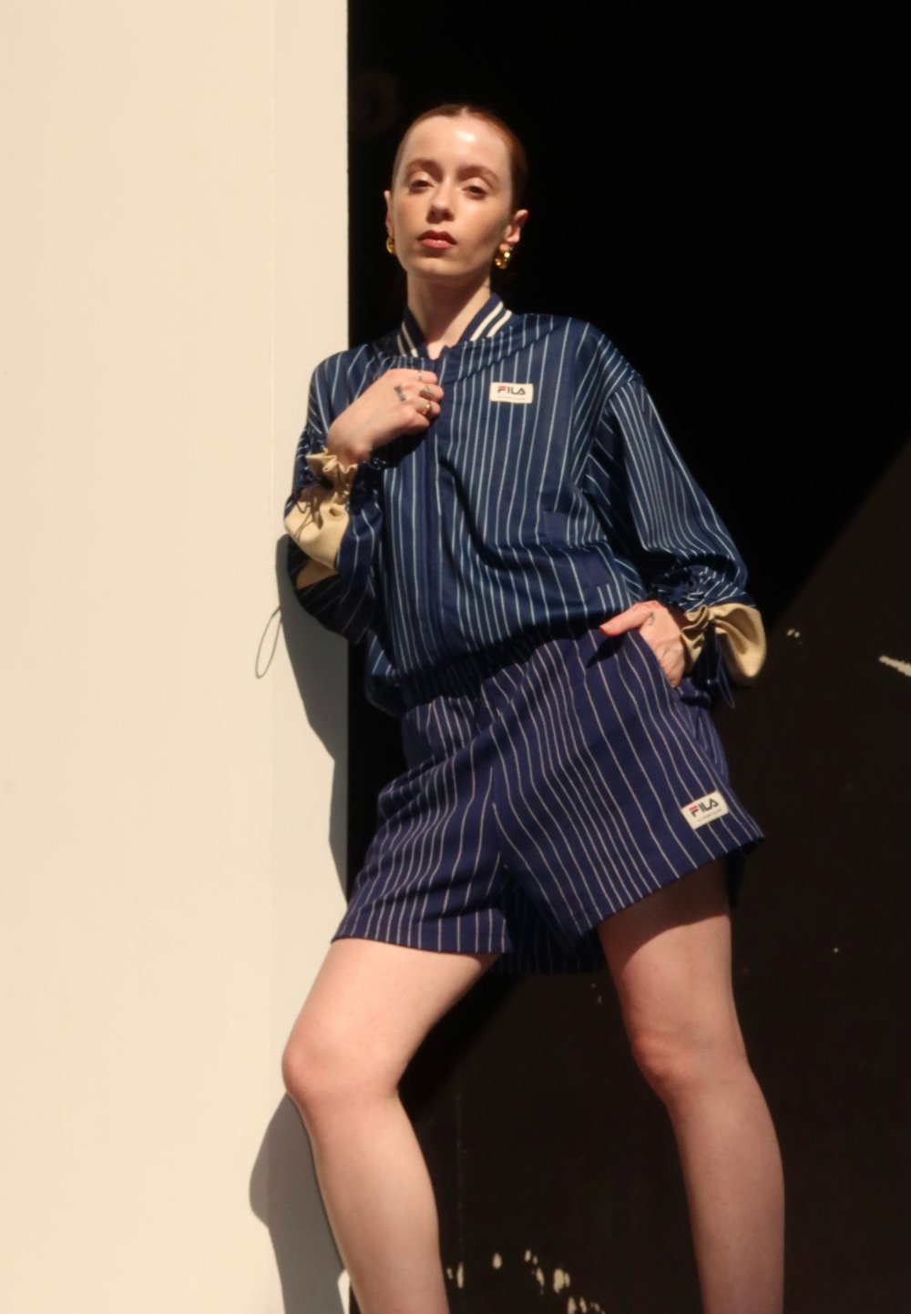 Blåstripet skjorte med kremfargede detaljer, kombinert med matchende shorts. Inkluderer Fila-logo. Glatt materiale med avslappet passform og oppbrettede ermer.