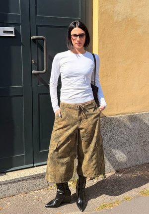 Pantaloni cargo donna, quali scegliere e come si abbinano