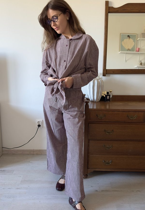 Ensemble bicolore à carreaux, composé d'une chemise à boutons et d'un pantalon taille haute à jambes larges ; le tissu semble léger et texturé.