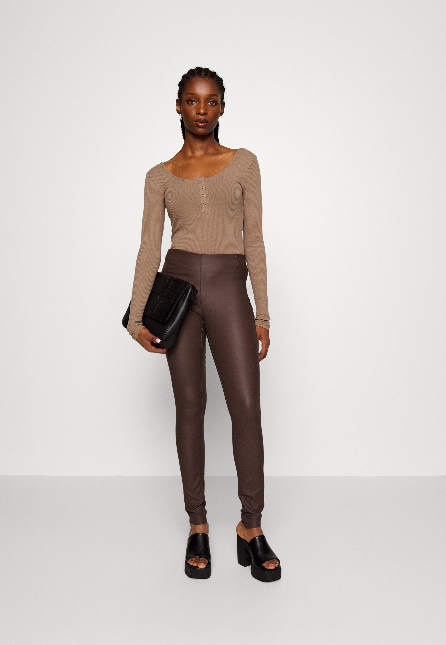 Henley Manches Longues Haut Henley Essentials - 100% Coton, Manches Longues, Coupe Ajustée Pour Homme T Shirt Homme Manches Longues