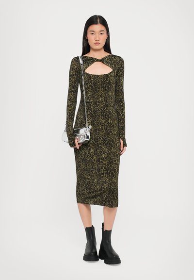 american threads maxi dress Donna Twist Front Tiered Maxi Dress