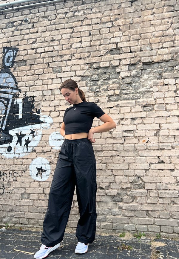 Camiseta adidas Fashion Monogram Lace Cropped Negra Mujer