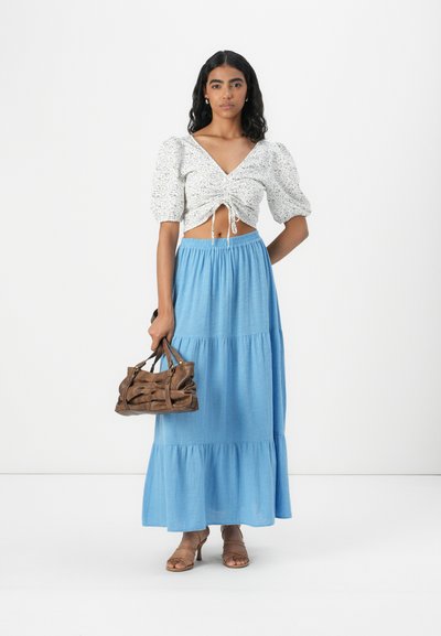 Butalar ichida yalangoch ayolning surati