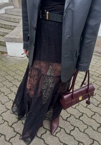 Osoba u crnoj kožnoj jakni, prozirnoj crnoj čipkanoj suknji, s potezom smešnih smešnih čizmama u smešnoj smešnoj smešnoj smešnoj smešnoj smešnoj smešnoj smešnoj smešnoj smešnoj smešnoj smešnoj smešnoj smešnoj smešnoj smešnoj smešnoj smešnoj smešnoj smešnoj smešnoj smešnoj smešnoj smešnoj smešnoj smešnoj smešnoj smešnoj smešnoj smešnoj smešnoj smešnoj smešnoj smešnoj smešnoj smešnoj smešnoj smešnoj smešnoj smešnoj smešnoj smešnoj smešnoj smešnoj smešnoj smešnoj smešnoj smešnoj smešnoj smešnoj smešnoj smešnoj smešnoj smešnoj smešnoj smešne oči. Na kamenom stubištu.