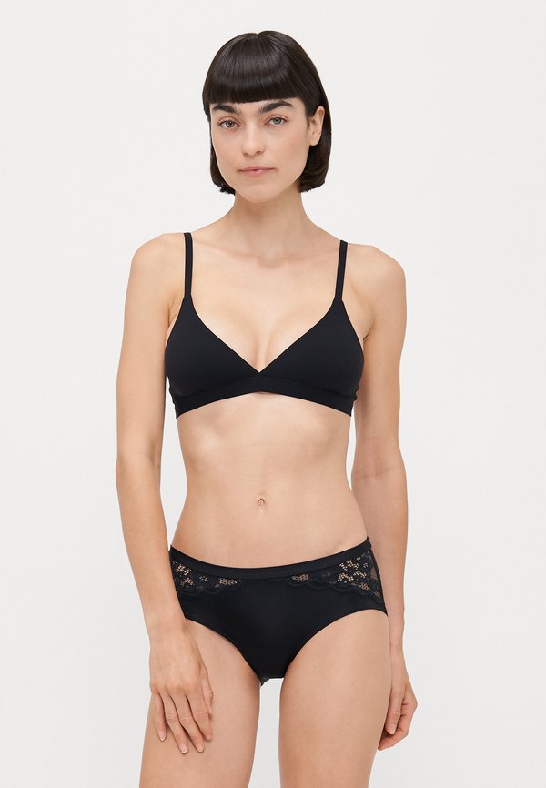 Conjunto de lingerie preto com um bralette triangular com alças finas e calcinhas combinando adornadas com detalhes em renda ao longo da cintura.