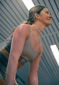 Sportbeha en leggings in lichtgrijs, met een aangesloten ontwerp en horizontale strepen. Soepele textuur, minimale merkdetails.