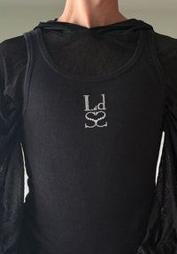 Zwarte getailleerde tanktop met een ribbelstructuur en een doorschijnende, zwarte lange mouw overlay. Voorzien van een rhinestone ontwerp met de tekst "Ld❤️s."