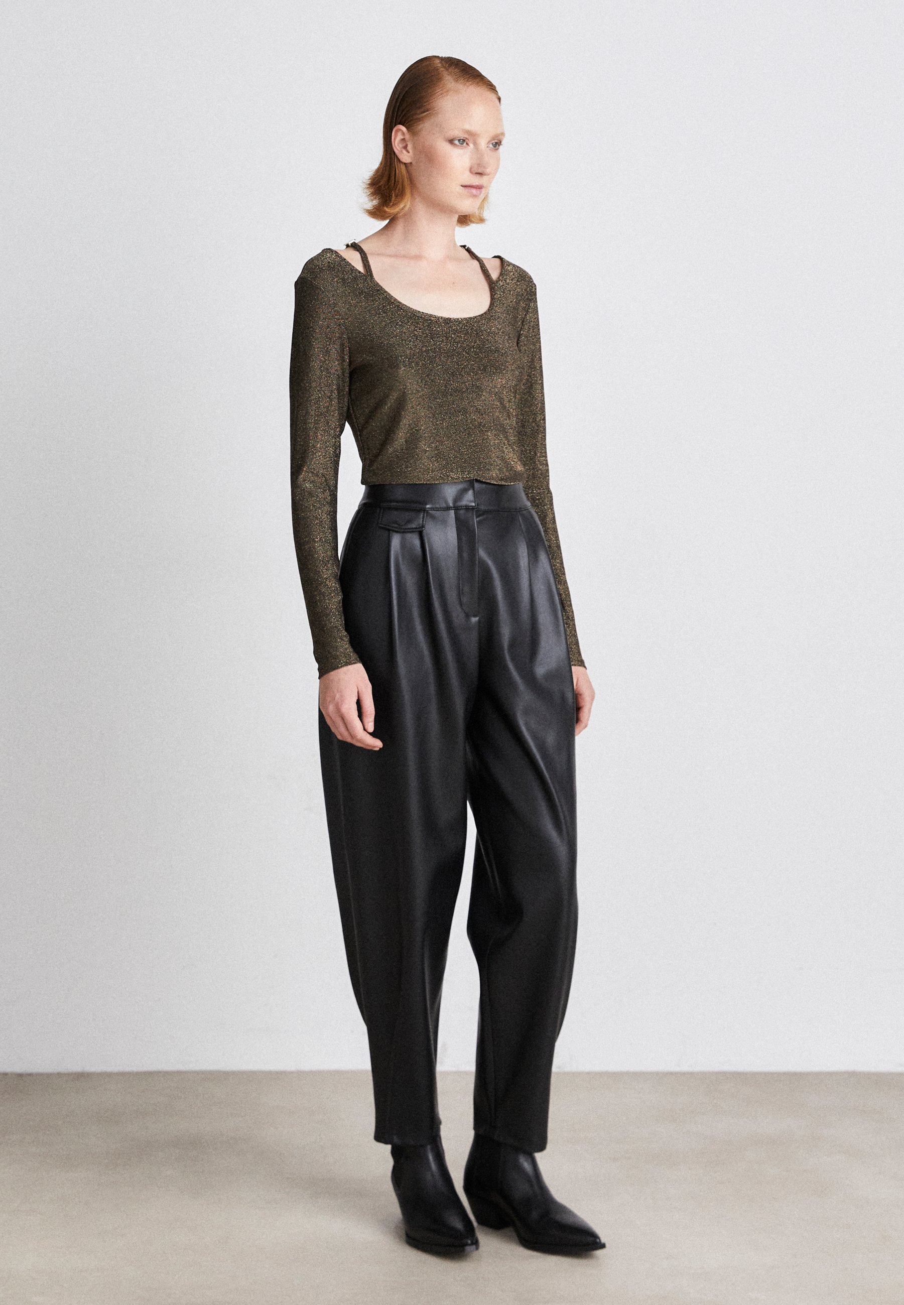 VILA Damen-Lederimitat-Hose – Ausgestellt, Stretch – Coated Look – Für Freizeit & Parties