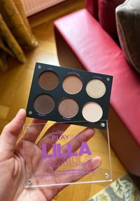 Palette di ombretti Inglot Lilla Vanilla con sei cialde rotonde: tonalità opache e satinati di marroni e neutri, racchiusa in una custodia trasparente.