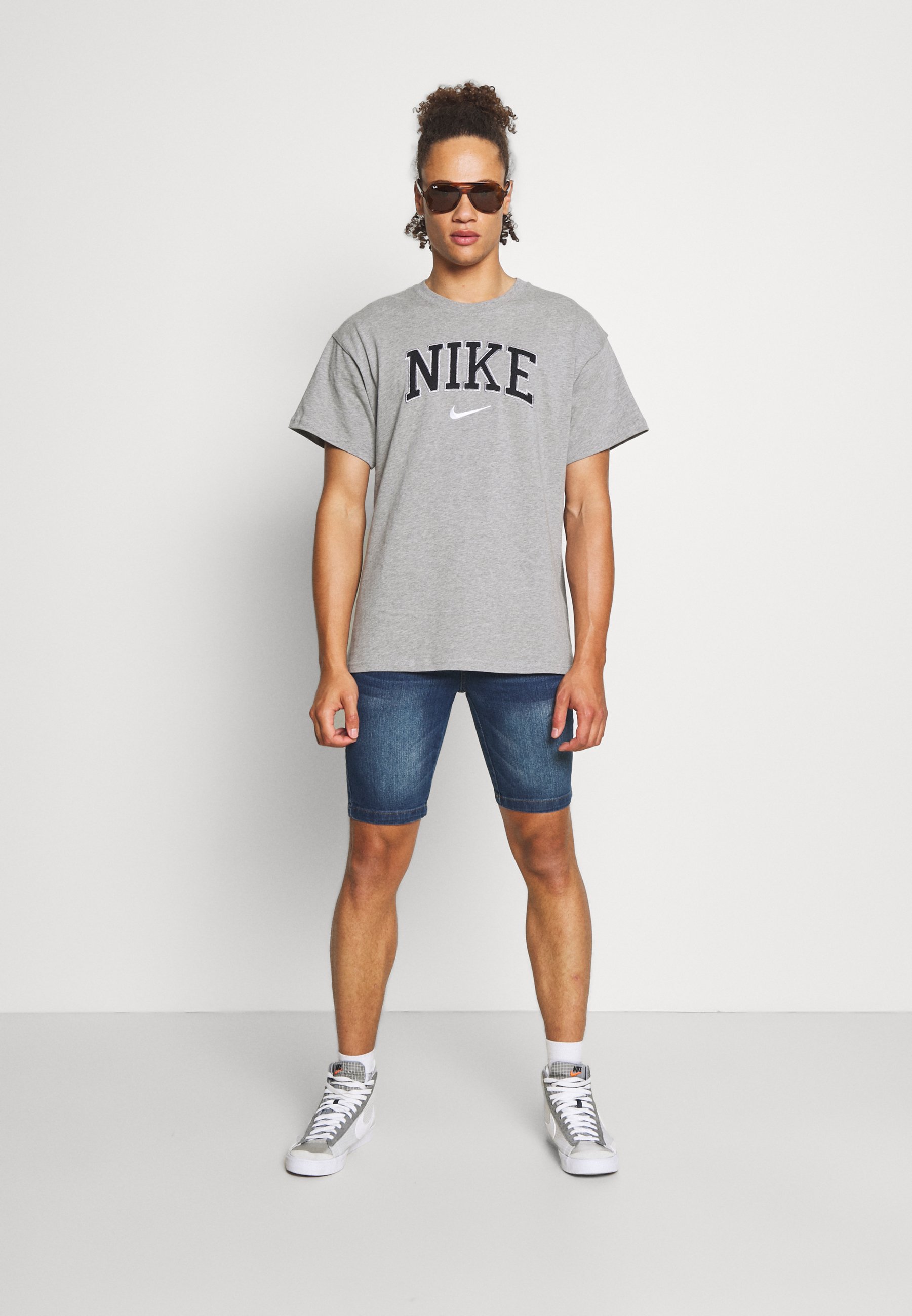 Nike Sportswear RETRO TEE - T-shirt print - grey heather/Donkergeel -  Zalando.nl