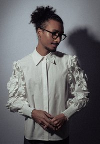 Λευκό πουκάμισο με ρίγες στις μανσέτες και απαλή υφή, διαθέτει κλασικό κολάρο, κουμπιά μπροστά και ελαστικές μανσέτες.