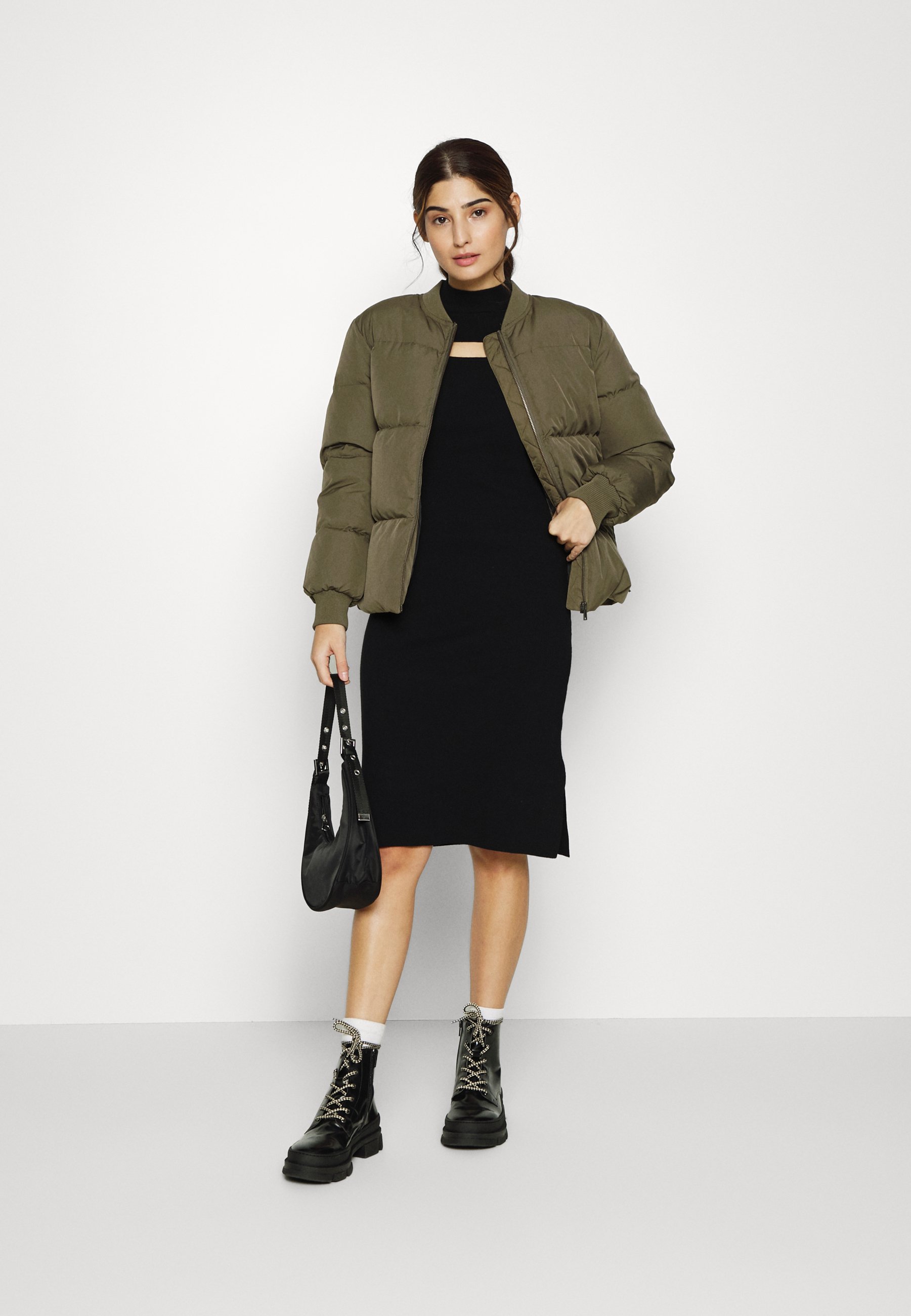 VERO MODA Damenkleid – Figurbetont, Rippstrick, über Knie – Elegant & Einfach
