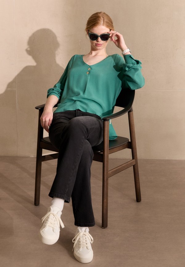 SURI FREY