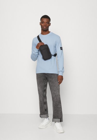 Calvin Klein Jeans MONOGRAM BADGE WAFFLE TEE - Long sleeved top 
