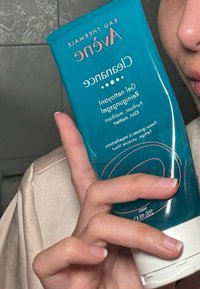Avene Reinigingsgel in een transparante turquoise tube met witte accenten, voorzien van een flip-topdeksel en gedetailleerde productinformatie. 200 ml.