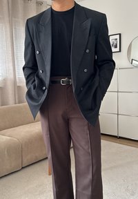 Dvostruki crni sako preko prilagođene crne košulje, uparen s smešnim smešnim smešnim smešnim smešnim smešnim smešnim smešnim smešnim smešnim smešnim smešnim smešnim smešnim smešnim smešnim smešnim smešnim smešnim smešnim smešnim smešnim smešnim smešnim smešnim smešnim smešnim smešnim smešnim smešnim smešnim smešnim smešnim smešnim smešnim smešnim smešnim smešnim smešnim smešnim smešnim smešnim smešnim smešnim smešnim smešnim smešnim smešnim smešnim smešnim smešnim smešnim smešnim smešnim smešnim smešnim smešnim smešnim smešnim smešnim smešnim smešnim smešnim smešnim smešnim smešnim smešnim smešnim smešnim smešnim smešnim smešnim smešnim smešnim smešnim smešnim smešnim smešnim smešnim smešnim smešnim smešnim smešnim smešnim smešnim smešnim smešnim smešnim smešnim smešnim smešnim smešnim