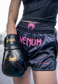 Pantaloni da boxe in satin neri con logo "VENUM" e grafica di un serpente in rosa, abbinati a guanti neri con dettagli dorati.