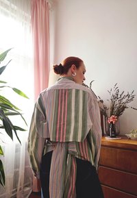 Mitme triibuline särk rohelises, roosas ja valges, millel on sõlmitud taga detail. Omadused: kraega kaelus ja lahtised varrukad.