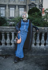 Jeanspeplum-topp med blommönster, kombinerad med en lång jeanskjol. Svart läderjacka, oversized handväska, kraftiga svarta skor och accessoarer.