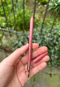 Αναδιπλούμενο μολύβι χειλιών σε ροζ ροζ απόχρωση, με μεταλλικό χρυσό λογότυπο. Περιλαμβάνει διάφανο καπάκι και άκρη βουρτσάκι για ανάμειξη, με απαλή υφή.