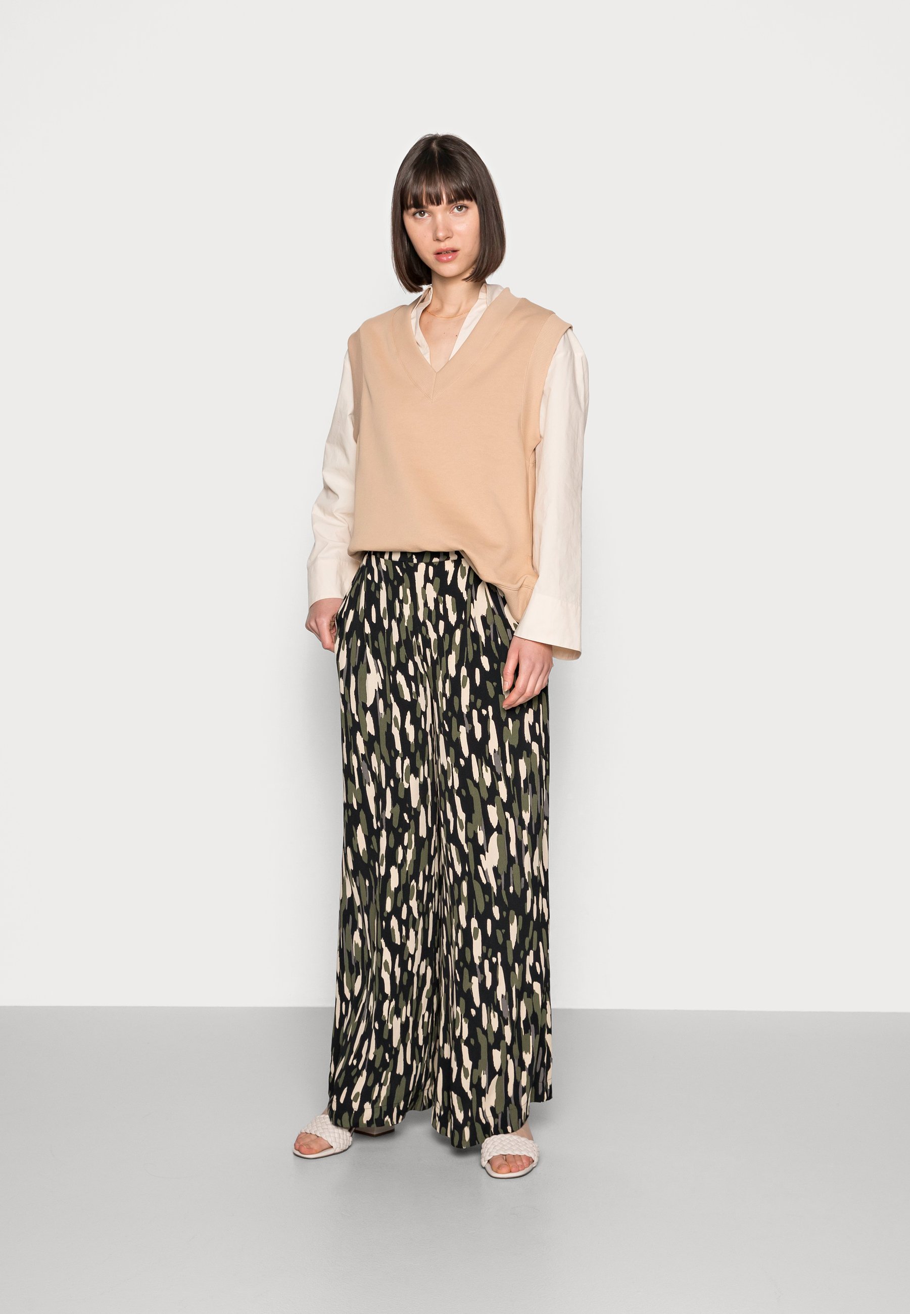 Urban Classics Damen Oversized Sweat Slipover – Lässiger Pullunder Mit V-Ausschnitt, Aus Baumwolle/Fleece