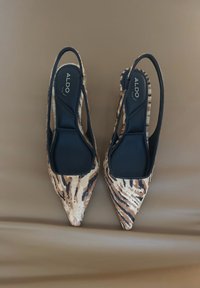 Slingback hakken met spits toelopende neus van ALDO, met een bruin-zwart tijgerstrepenpatroon en een gladde zwarte binnenzool met een strak ontwerp.