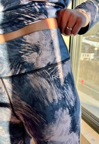 Κολάν ψηλής μέσης, ελαστικά σε ναυτικό χρώμα με αφηρημένα σχέδια σε ανοιχτό μπλε και λευκό. Περιέχουν μαύρες ραφές και ένα λογότυπο στη ζώνη.