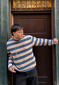 Svītrains gariem piedurknēm krekls ar horizontālām tumši zilām un bēšām svītrām. Iespējama priekšējā kabata un brīva piegriezuma siluets. Saskaņots ar tumši pelēkiem biksēm.