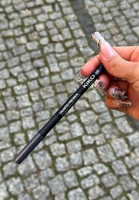 Zwarte KIKO Milano eyelinerpotlood met het label "UNLIMITED PRECISION", met een glad, slank ontwerp en een fijne punt.