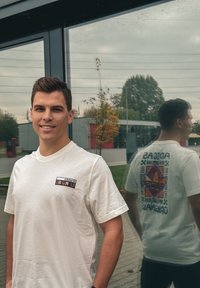 Λευκό κοντομάνικο μπλουζάκι που διαθέτει ένα πολύχρωμο λογότυπο "adidas Originals" στο στήθος και ένα μεγάλο ζωηρό γραφικό σχέδιο στην πλάτη.