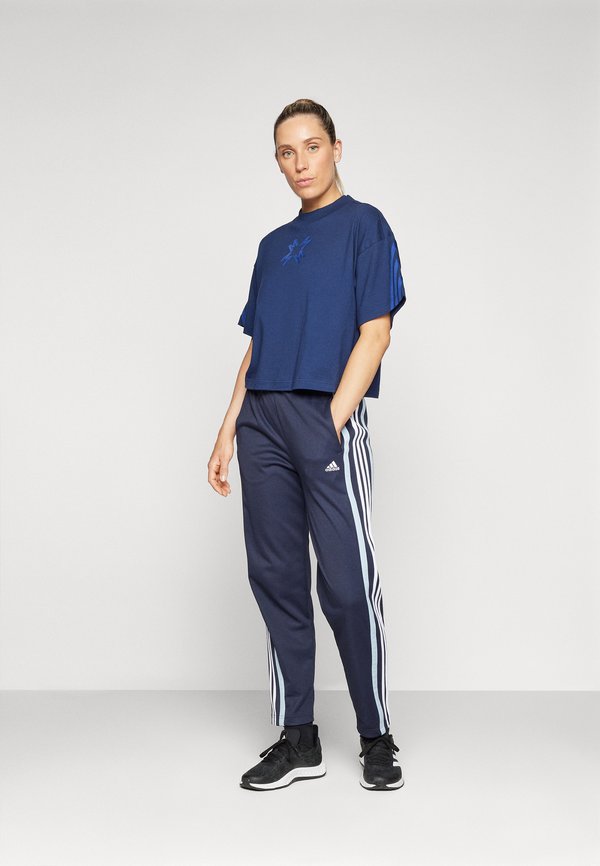 adidas Sportswear ESSENTIALS 3-STRIPES - Trainingspak - collegiate ...