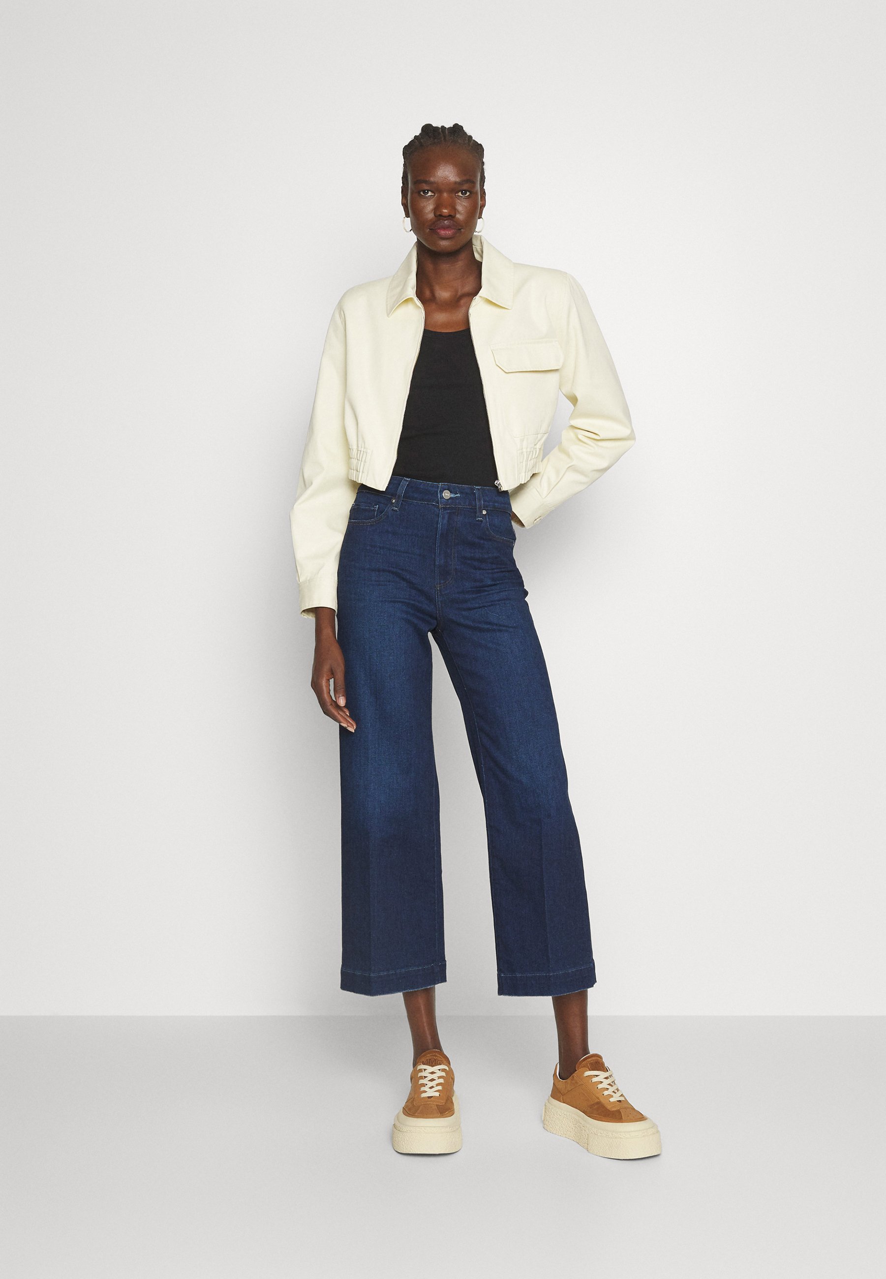 Robe en jean avec ceinture à nouer à la taille Couleur marine Robe en jean avec ceinture à nouer à la taille Couleur marine