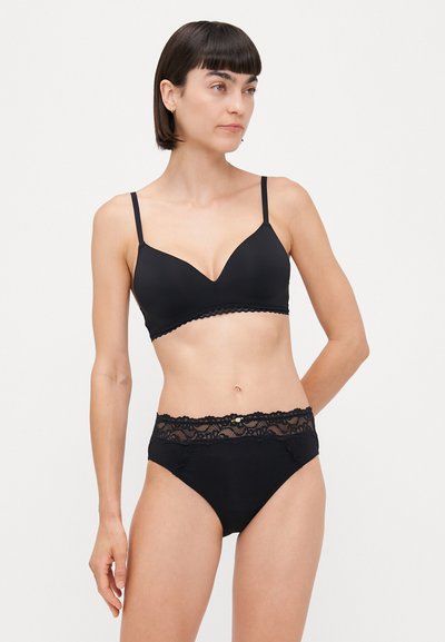 Conjunto de lencería negra que incluye un sujetador acolchado y suave con tirantes ajustables y una braga de talle alto a juego adornada con un borde de encaje.