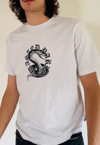 T-shirt de algodão branco com um gráfico de cobra preta e o texto "TASTED DARK". Mangas curtas, decote redondo clássico e corte descontraído.
