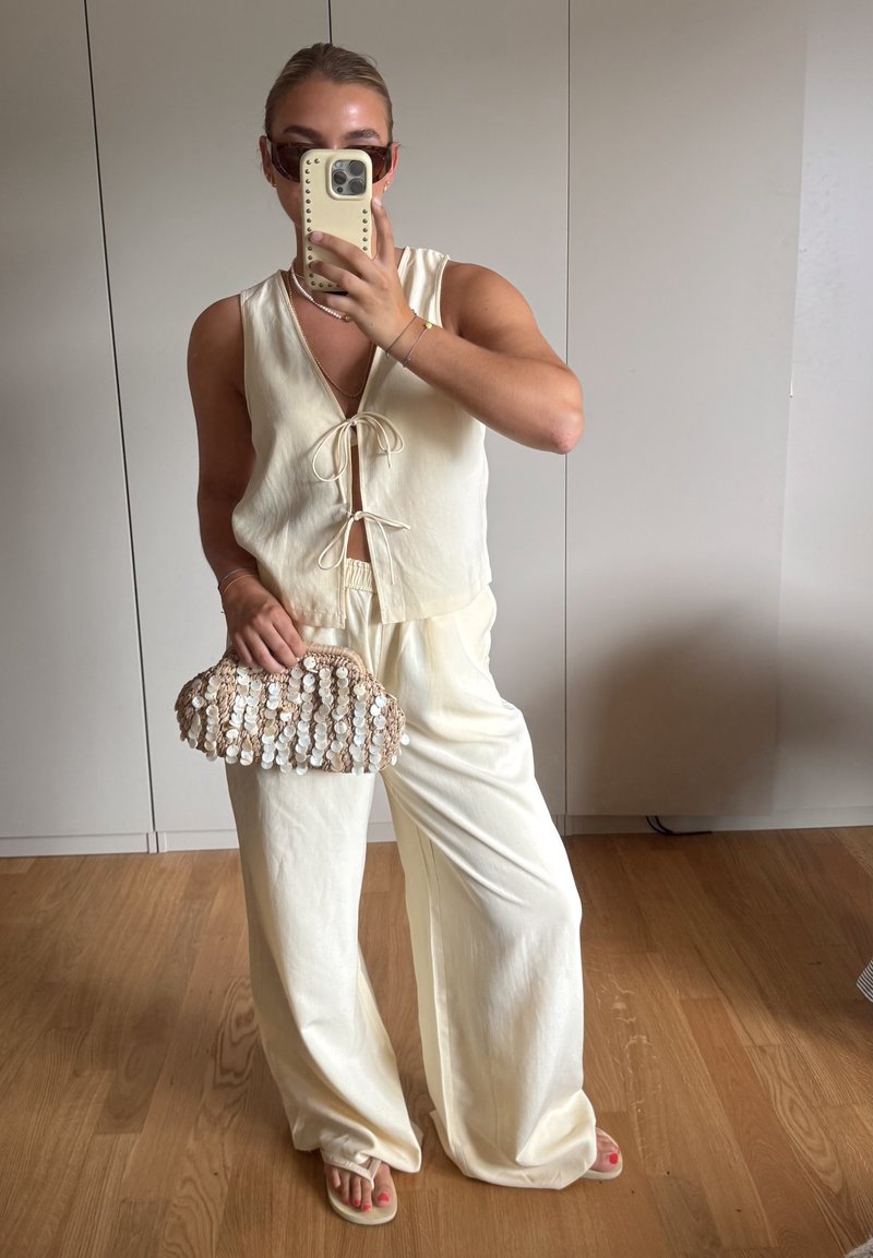 lara__brucker