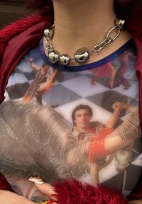 Grafikus póló, színes retró táncjelenettel, sima anyagból készült, fényes ezüst láncnyaklánccal, amelyet kerek gyöngyök díszítenek.