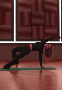 Femeie îmbrăcată în echipament de sport negru, executând o poziție de yoga laterală pe o saltea verde, într-o cameră cu podea de lemn și panouri acustice roșii.